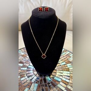 Elegant gold-plated Turtle shell Clover Pendant Necklace and earrings set.